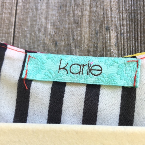 Funky, flowy top to add some pop to any outfit! - Picture 3 of 3